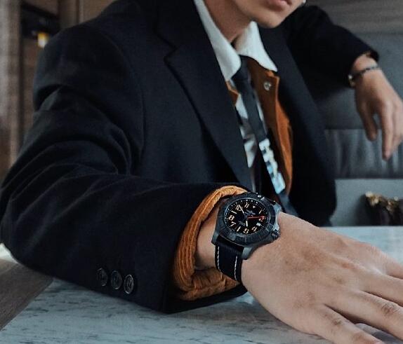 Replica watches online are very appropriate for cool men.