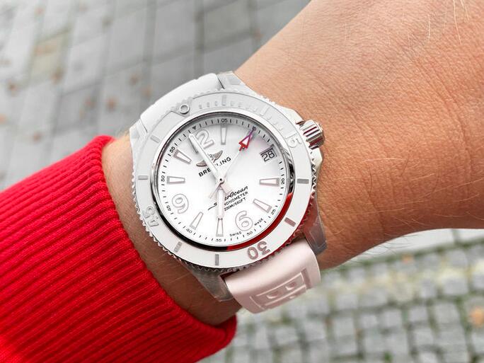 AAA replica watches are coordinated with white dials and white bezels.