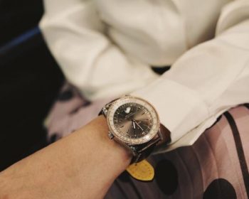 Forever duplication watches online apply the perfect color coordination.