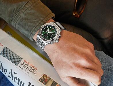 The green dial endows the timepiece with eye-catching appearance.