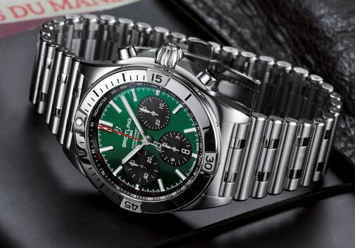 The green dial endows the timepiece with eye-catching appearance.