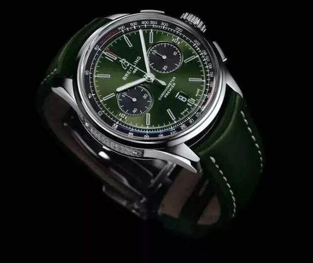 The green dial exudes a gradient visual effect.